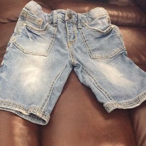 10 slim Bermuda shorts. Worn look. Adjustable